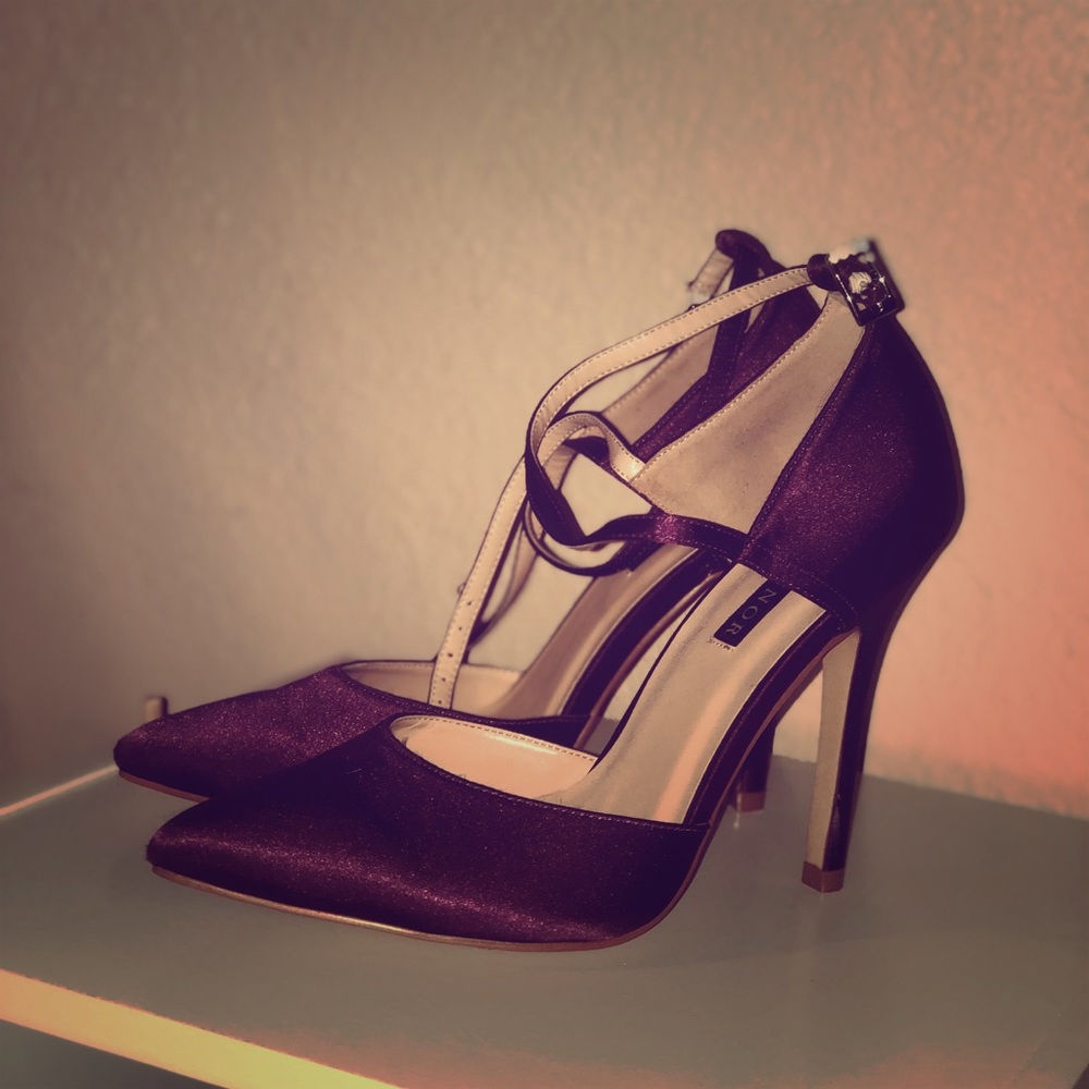 Gorgeous pointed toe heels.